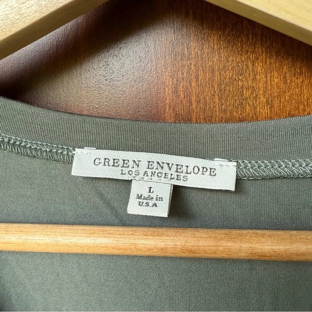 Women’s Green Envelope Green V-neck Short Sleeve Shirt Size Large - Picture 4 of 8
